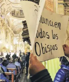  ??  ?? ► Protesta del miércoles 25, de algunos laicos, en la Catedral de Santiago.