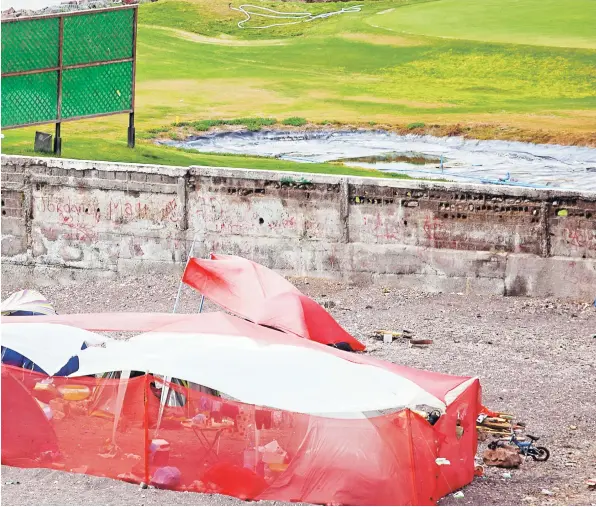  ?? FOTO: AGENCIAUNO ?? En la playa “La poza los gringos”, ubicada al lado de una cancha de golf, algunas personas veranean en carpas.