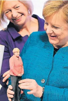  ?? FOTO: AFP ?? Angela Merkel und Forschungs­ministerin Johanna Wanka haben Spaß mit einer Kanzlerin aus dem 3D-Drucker von Siemens.