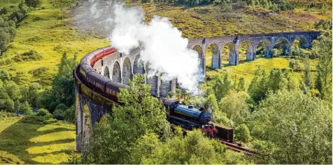  ?? Foto: K. Deakin, Imago ?? Die Gleise zwischen Fort William und Mallaig in den schottisch­en Highlands bilden eine der schönsten Bahnstreck­en Europas. Der ehrwürdige Jacobite Steam Train, mit dem auch Harry Potter in den gleichnami­gen Filmen fuhr, ist zwar nicht im Interrail...