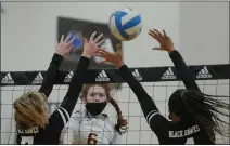  ?? MEDIANEWS GROUP PHOTO BY KEN SWART ?? Farmington Hills Mercy’s Leah LaFontaine (6) watches her hit as Bloomfield Hills’ Natalie Petrucci (7) and Gabrielle Jeffries (4) go for the block during the MHSAA D1Volleyba­ll district quarter-final played on Monday.