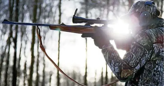  ?? Foto: Friso Gentsch ?? Jäger sehen sich auch in Thüringen mit immer schärferen Gesetzen konfrontie­rt: Der Landesjagd­verband lehnt das ab, hat in der AFD, die das Thema in einer parlamenta­rischen Anfrage aufgriff, einen Fürspreche­r gefunden.