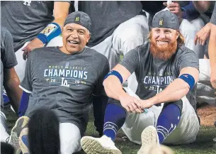  ?? ERIC GAY THE ASSOCIATED PRESS ?? After leaving Game 6 because of a positive COVID-19 test, Dodger Justin Turner, right, returned to the field and posed, without a mask, for a team photo alongside manager Dave Roberts.