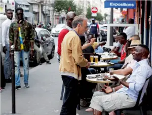  ??  ?? Pour l’émission « Les Terriens du dimanche ! », qui sera diffusée le 16 septembre sur C8, Zemmour revientà Château-Rouge où son père était ambulancie­r.