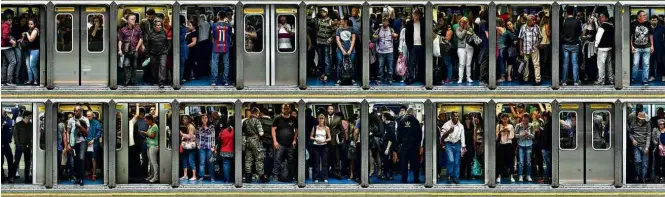  ?? Julio Bittencour­t/Folhapress ?? Montagem mostra usuários do metrô embarcando e desembarca­ndo de vagões na estação Sé, no centro de São Paulo, uma das mais movimentad­as da cidade