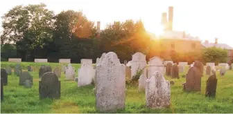  ??  ?? 「霍華德街墓園」日落時分 。（Friends of the Howard Street Cemetery, Salem, MA臉書專頁）