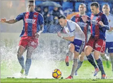  ??  ?? EL HOMBRE DEL PARTIDO. Xumetra destrozó al Huesca en la segunda parte.