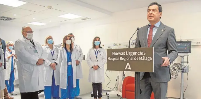  ??  ?? Juanma Moreno, acompañado de personal del Hospital Regional de Málaga, cuya nueva Unidad de Urgencias inauguró ayer el presidente