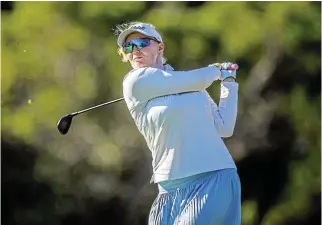  ?? /Tyrone Winfield/ Sunshine Tour ?? Title chase: Kylie Henry plays a shot at the Standard Bank Ladies Open at Royal Cape on Thursday.