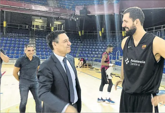  ?? FOTO: FC BARCELONA ?? Nikola Mirotic y el presidente del Barça Josep Maria Bartomeu, en el Palau Blaugrana en una imagen de archivo de esta temporada