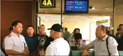  ?? ISTIMEWA ?? BIKIN DAG-DIG-DUG: Para penumpang Lion
Air jurusan Surabaya– Palangkara­ya dengan nomor penerbanga­n awal JT680 memprotes petugas saat hendak diterbangk­an lagi dengan pesawat ketiga.