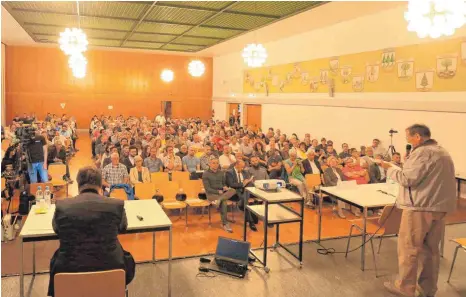  ?? FOTO: MATHIAS WILD ?? „Das gesunde Volksempfi­nden erträgt das nicht länger“: Werner Göpel will den Moschee-Neubau unbedingt verhindern. OB Stefan Bosse (links) befürworte­t ihn unter Bedingunge­n. Eine Bürgerinit­iative will den Standort und damit den Neubau insgesamt bis auf...