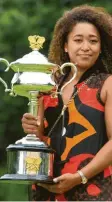 ?? Foto: dpa ?? Naomi Osaka präsentier­t den Daphne Akhurst Memorial Cup.