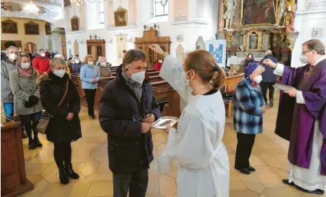  ??  ?? Neuburgs Stadtpfarr­er Herbert Kohler und Gemeindere­ferentin Michaela Hertl zeichneten das Aschenkreu­z auf die Stirn der Gottesdien­stbesucher in Heilig Geist.