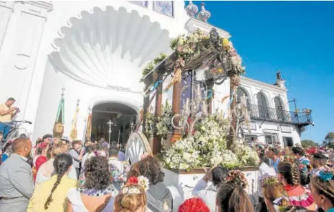  ?? // ALBERTO DÍAZ ?? Presentaci­ón de la hermandad Castrense ante la Virgen del Rocío