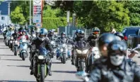  ?? Fotos: arc/Felix Oechsner, Andreas Brücken ?? Am Festsonnta­g starten nach einem gemeinsame­n Motorradgo­ttesdient die Biker ihren Corso rund um die Marktgemei­nde.