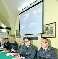  ??  ?? Due anni fa Il colonnello Crescenzo Sciaraffa e il procurator­e Antonino Cappelleri (il secondo e terzo da destra) alla conferenza stampa dell’ottobre 2016