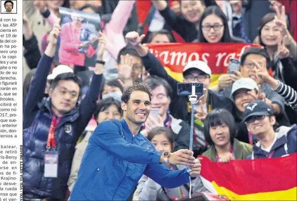  ??  ?? ÍDOLO. Rafa Nadal se hace un selfie con el público chino durante uno de los torneos de reciente gira asiática de la ATP.