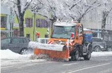  ?? FOTO: ANKE KUMBIER ?? Der Winterdien­st des Bauhofs Spaichinge­n ist am Donnerstag im Dauereinsa­tz gewesen.