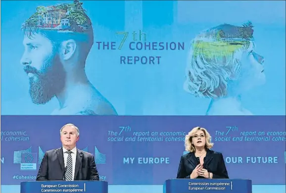  ?? EMMANUEL DUNAND / AFP ?? El presidente del Comité Europeo de las Regiones, Karl Heinz Lambertz, y la comisionad­a de Política Regional, Corina Cretu