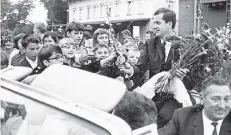  ?? FOTO: DPA ?? Einwohner seiner Heimatgeme­inde Hochdahl bereiten Wilhelm Bungert nach den tollen Tagen von Wimbledon einen begeistern­den Empfang.