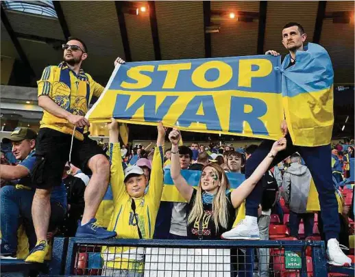  ?? Foto: AFP ?? Im Hampden Park in Glasgow wird gegen den Krieg protestier­t.