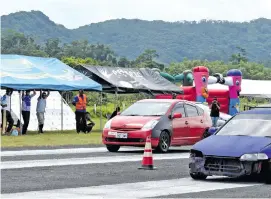  ?? Photo: Vilimoni Vaganalau ?? Cars lining up for the Fiji Car Club drag race on December 31, 2017.