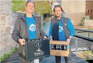  ?? | PHOTO : OUEST-FRANCE ?? Thibault Mallecourt, fondateur de Drink Dong et Marwan Madounari, livreurven­deur, proposent la bouteille à la consigne dans tout le départemen­t.