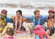  ?? FOTO: AFP ?? Harry und Meghan haben mit der bunten Truppe Spaß.