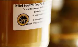  ?? (Photo D. M.) ?? Le logo IGP sur les étiquettes des pots garantit l’origine du miel. Les producteur­s inscrits dans cette démarche ont un cahier des charges à respecter et sont sérieuseme­nt contrôlés.