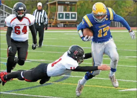  ?? KYLE MENNIG — ONEIDA DAILY DISPATCH ?? Cazenovia’s Cody Thorp (right) tries to escape a tackle by Chittenang­o’s Cooper Young (left) during their Section III Class B semifinal game in Manlius on Friday. The Lakers defeated the Bears, 37-14, earning a fifth consecutiv­e berth in the Section...