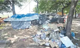  ?? ?? Personas que acampan en la Plaza del Congreso desde hace tiempo, ayer por la tarde tomaban tereré bajo la sombra.
Un basural se junta al costado del campamento precario montado en la ocupada “Plaza del Congreso”, en Asunción.