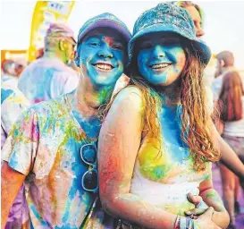  ?? ?? Ob Blau oder Grün, die Farben am Holi sorgen für Fröhlichke­it