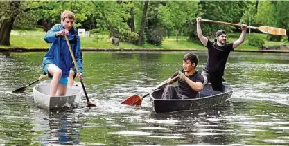  ??  ?? Eric Geyer, Tuan Nguyen und Olcay Kaynak (von links) und Maximilian Wunsch (nicht im Bild) werden bei den Männerteam­s mit ihren Kanus „Vulkanu“und „Cokanut“in Köln an den Start gehen. Foto: Sascha Margon