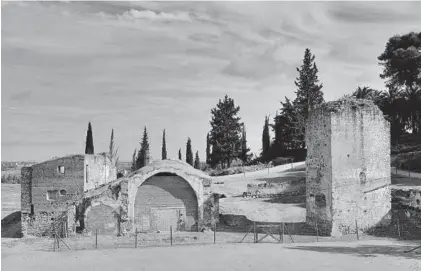  ?? S. GARCÍA ?? Restos de las ermitas de Nuestra Señora de la Consolació­n y del Rosario, en la Alcazaba de Badajoz.