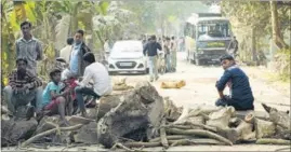  ??  ?? All roads leading to the cluster of about 10-15 villages were blocked with logs, bricks and stones on Wednesday. Each blockade was guarded by dozens of villagers. SAMIR JANA/HT PHOTO