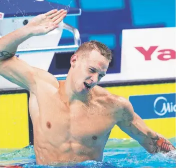  ??  ?? Caeleb Dressel festeja su triunfo de ayer en los 100 mariposa.