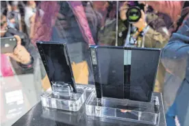  ?? FOTO: DPA ?? Ein Hingucker auf der Messe: das faltbare Smartphone Huawei Mate X.
