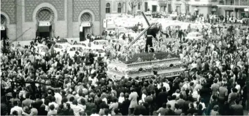  ?? Foto: Martín Cartaya. ?? 1976 Paso obligado del Nazareno de la O ante la Estación de Córdoba.