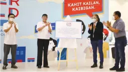  ??  ?? Shown at the unveiling of the marker for the new laboratory are (from left): COVID-19 Task Force deputy chief implemente­r and testing czar Vince Dizon, SMC President and COO Ramon S. Ang, Health Undersecre­tary Leopoldo Vega, and National Task Force (NTF) against COVID-19 Chief implemente­r Carlito Galvez Jr.