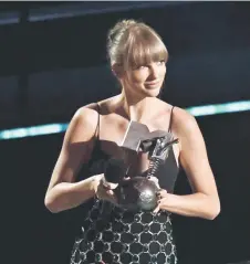  ?? — AFP file photo ?? Swift poses with the award for ‘Best Longform Video’ during the 2022 MTV Europe Music Awards in Düsseldorf.