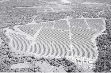  ?? ?? Sustainabl­e ACEN’s GigaSol Alaminos solar farm plays a prominent role in providing clean energy to the grid while spurring economic growth.