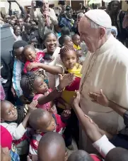  ??  ?? Preghiera.
Papa Francesco è arrivato ieri in Uganda