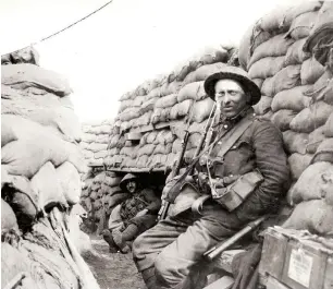  ?? GEORGE METCALF ARCHIVAL COLLECTION CWM 19920044-616 O.713 © CANADIAN WAR MUSEUM ?? A Canadian soldier in a front line trench, September 1916.