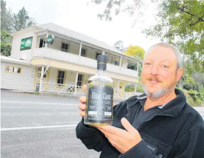  ?? Photos / Rebecca Mauger ?? Wayne Chowles from Waikino Hotel has started up a gin business.