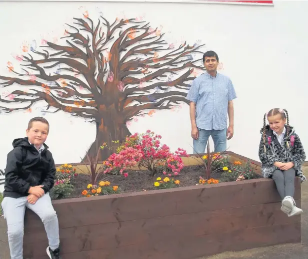  ??  ?? Lovely spot Shaun, seven, and his sister Robyn, five, with shopkeeper Jaz