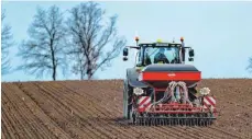  ?? FOTO: PHILIPP SCHULZE/DPA ?? Die Landwirte in der Region haben mit ihren Arbeiten auf Äckern und Wiesen begonnen.