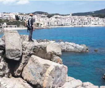  ??  ?? Blick auf Calella de Palafrugel­l – hier geht es noch ziemlich beschaulic­h zu.