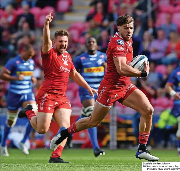  ?? ?? Scarlets centre Johnny Williams runs in for an early try
Pictures: Huw Evans Agency