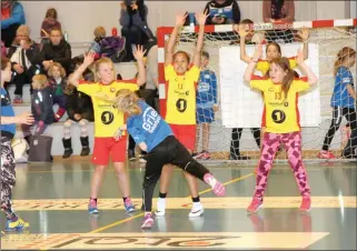  ??  ?? STILTE MED TRE LAG: Stein Håndball deltok for første gang i Oles cup, og spillerne så ut til å storkose seg.